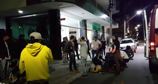 Acidente entre carro e moto no centro de Santiago