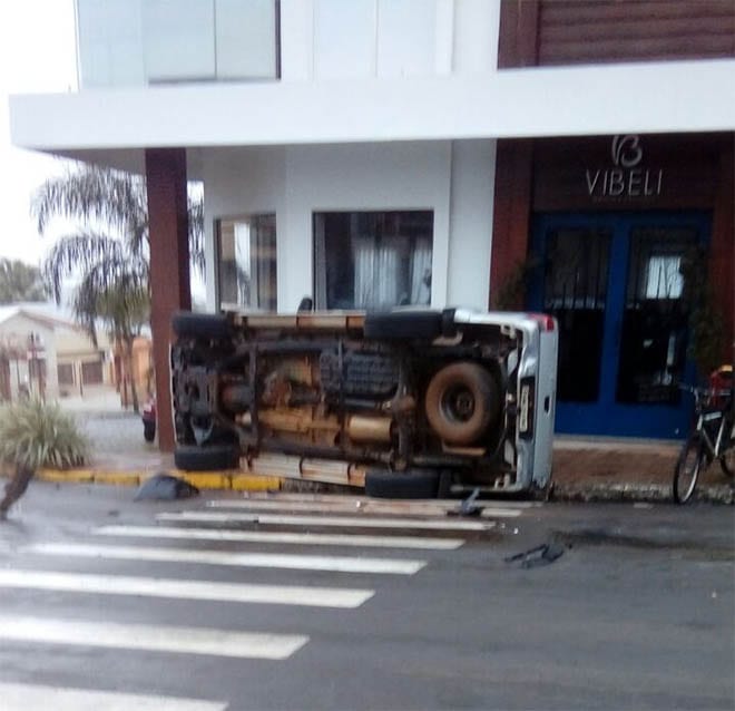 Duplo capotamento em acidente de trânsito no centro de santiago