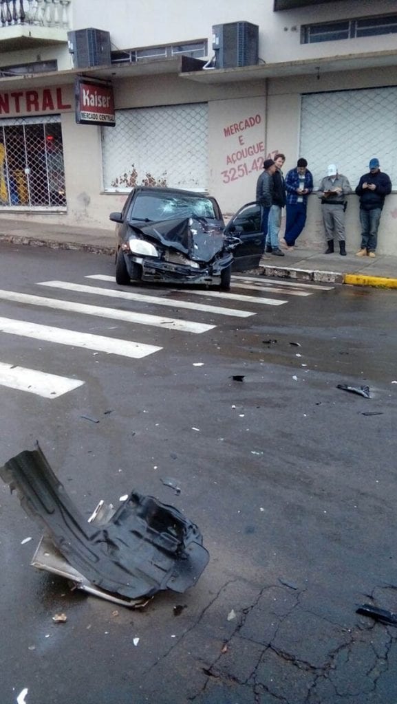 Duplo capotamento em acidente de trânsito no centro de santiago