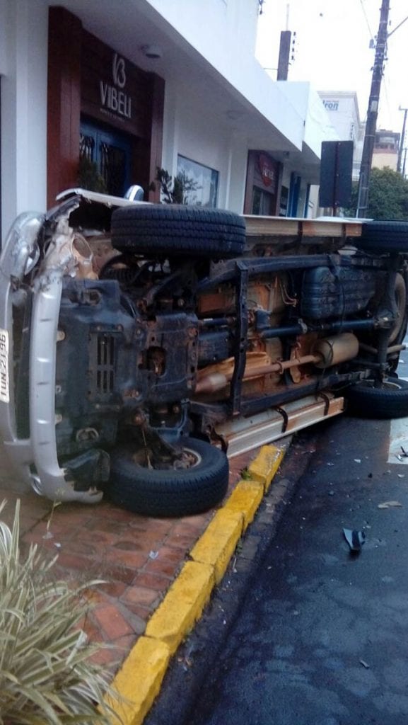 Duplo capotamento em acidente de trânsito no centro de santiago