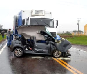 Na RST 474 motorista sobrevive após carro ficar completamente destruído