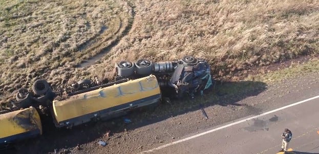 Caminhão-tanque com 48 mil litros de diesel tomba em Alegrete