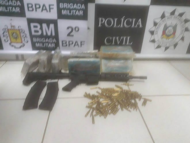 Dupla é presa com drogas e fuzil em São Borja