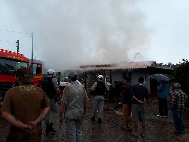 Pai e filho morrem em incêndio em Santiago