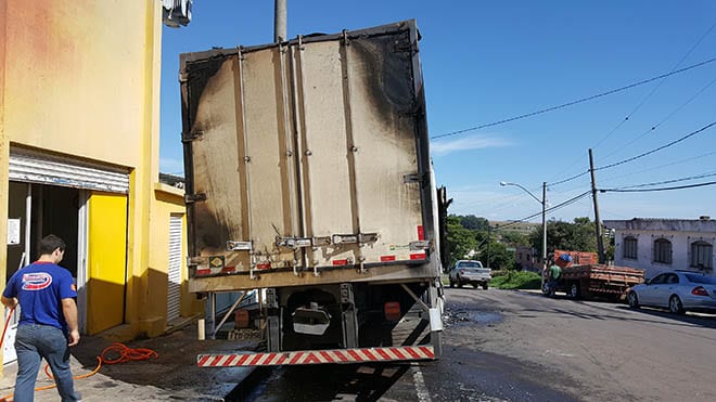 Caminhão pega fogo em Santiago