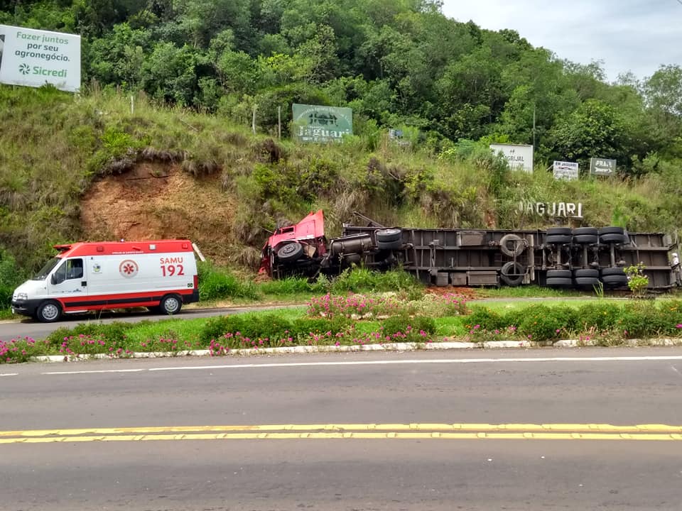 carreta tomba em Jaguari