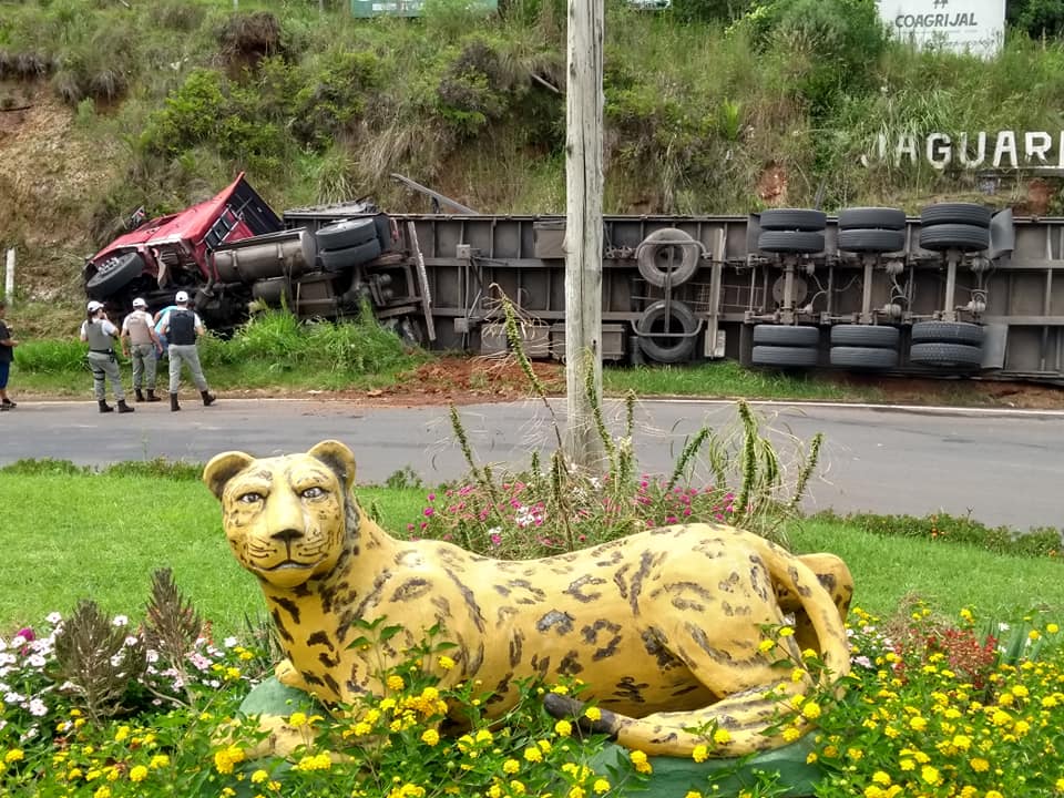 carreta tomba em Jaguari