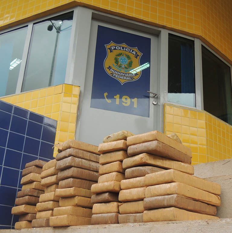 PRF prende dois homens transportando 48 kg de maconha em São Borja