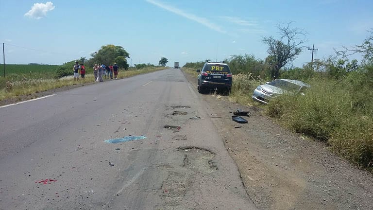 Buracos na pista causam acidente em Itaqui