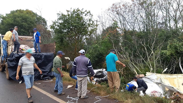 Caminhão carregado de carne tomba em São Borja