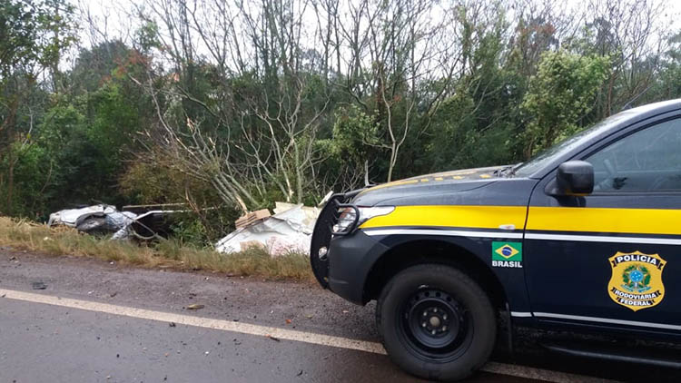 Caminhão carregado de carne tomba em São Borja