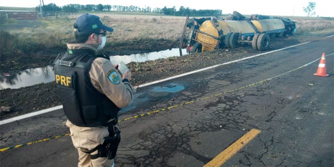 Caminhão tanque tomba em Alegrete