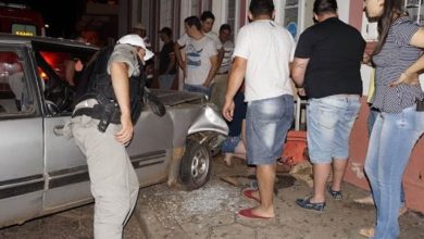 Carro invade calçada e atropela dois em São Francisco