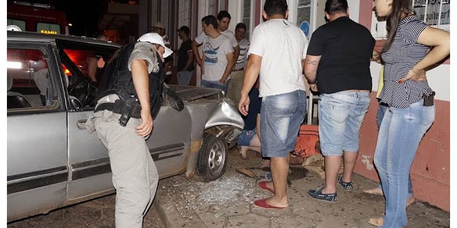 Carro invade calçada e atropela dois em São Francisco