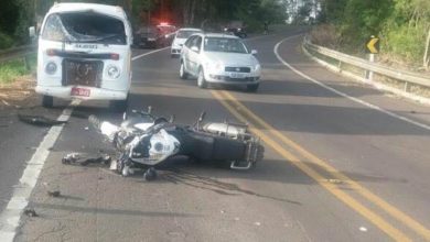 Colisão entre moto e kombi em Jaguari.