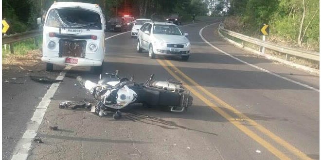 Colisão entre moto e kombi em Jaguari.