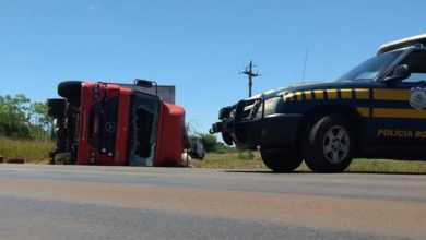 Caminhão tomba na BR285 em São Borja