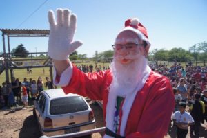 Papai Noel chega a Santiago de helicóptero e é recebido por crianças no Ginasião