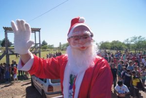 Papai Noel chega a Santiago de helicóptero e é recebido por crianças no Ginasião