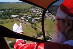 Papai Noel chega a Santiago de helicóptero e é recebido por crianças no Ginasião