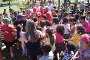 Papai Noel chega a Santiago de helicóptero e é recebido por crianças no Ginasião