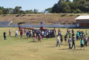 Papai Noel chega a Santiago de helicóptero e é recebido por crianças no Ginasião