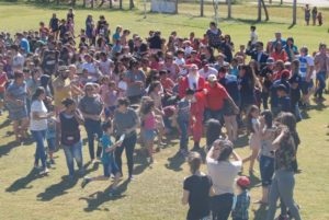 Papai Noel chega a Santiago de helicóptero e é recebido por crianças no Ginasião