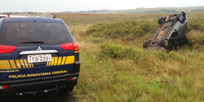 Aquaplanagem provoca dois acidentes na BR287 em Santiago