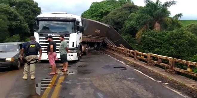 Motoristas param para tirar fotos e provocam novo acidente