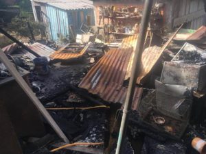 Familiares de pai e filho mortos em incêndio em santiago