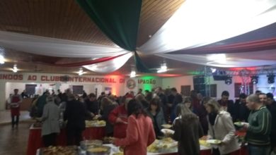Festa-Imigrante-Pessoas-Fila-comida-mesa
