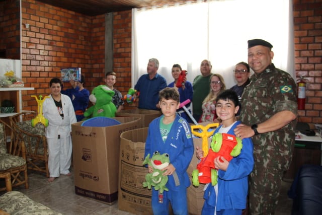 Santiago (RS) - 1ª Brigada de Cavalaria Mecanizada Realiza Campanha do Brinquedo