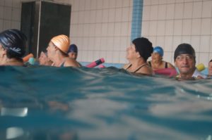 Idosos de Santiago fazem aulas de Hidroginástica gratuitas no ginásio do Grêmio