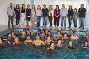 Idosos de Santiago fazem aulas de Hidroginástica gratuitas no ginásio do Grêmio