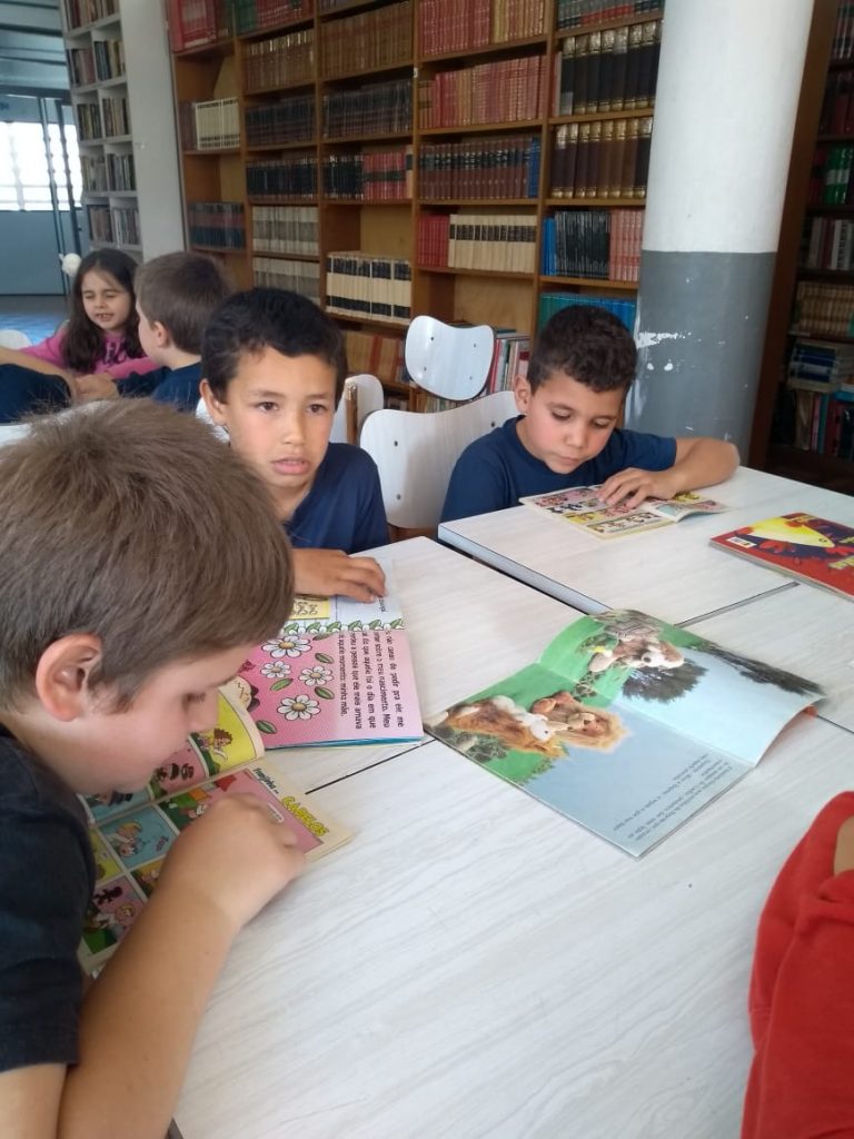 Santiago (RS): Alunos visitam a Biblioteca Pública Melvin Jones