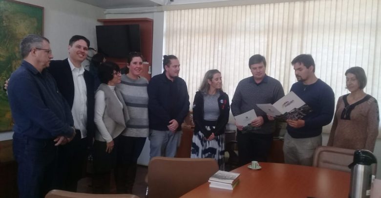 Prefeito Beto Turchiello recebe ilustres visitantes italianos e os declara hóspedes oficiais de Jaguari (RS)